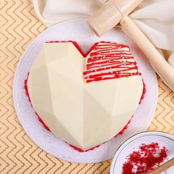 Red Velvet Pinata Cake 450 Gms