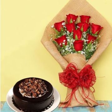 Desirable Chocolate Kitkat Cake with 10 Red Roses