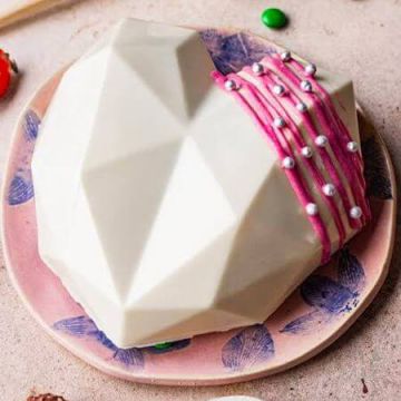 Eggless Vanila Rich Pinata Cake